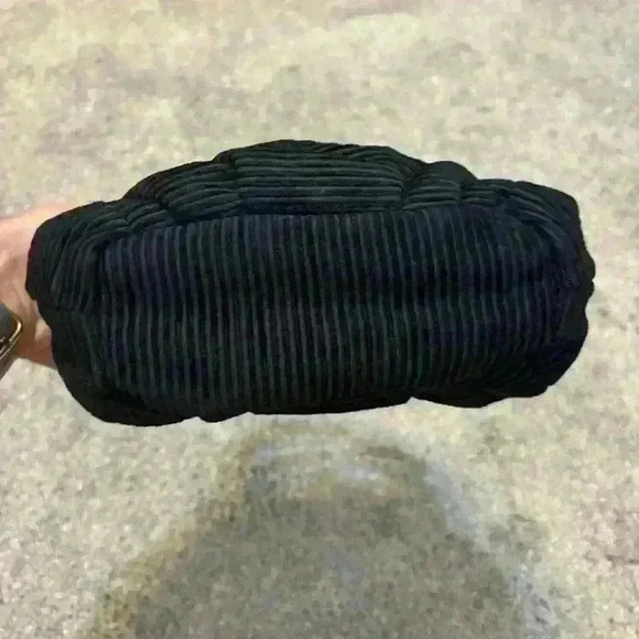 Vintage Paint the Lily Small Clutch Handbag
Black quilted with tortoise handle - Picture 5 of 8